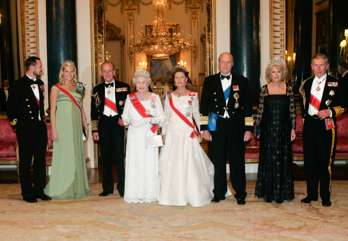 Gathered for a banquet at Buckingham Palace in 2005: From left, Crown Prince Haakon, Crown Princess Mette-Marit, Prince Philip, Queen Elizabeth, Queen Sonja, King Harald, Camilla - The Duchess of Cornwall, and Prince Charles. Photo: Bjørn Sigurdsøn / NTB 